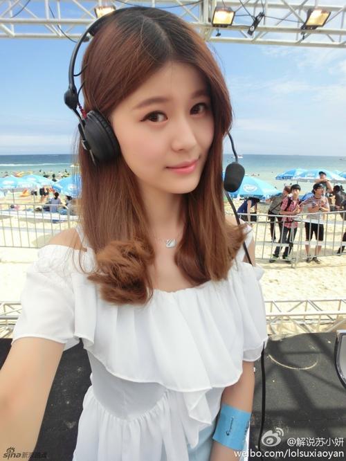 四位电竞美女主播半裸齐登《男人装》 玩家很燥热