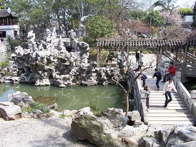狮子林当属一座假山王国,穿行在水假山与旱假山的九条道与二十一个