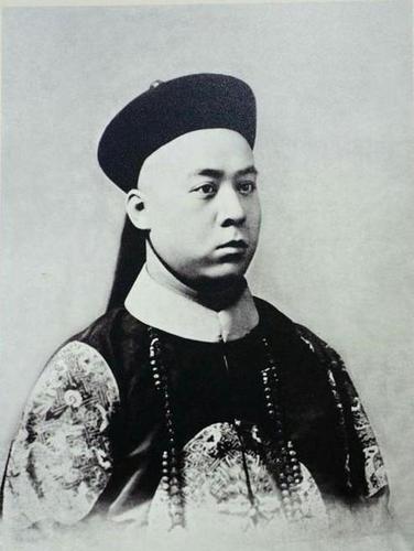 当时,恭亲王的次子载滢的侧福晋正巧有孕在身.