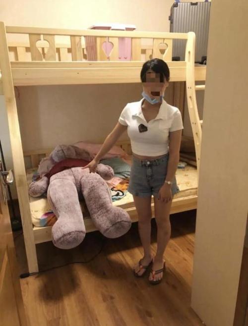 辣眼睛!广西两美女出租房"大展才艺", 取证时正进行直播表演