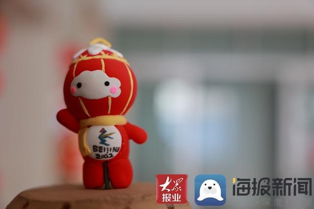 新春走基层94丨菏泽90后面塑师捏制冬奥会吉祥物为奥运健儿加油