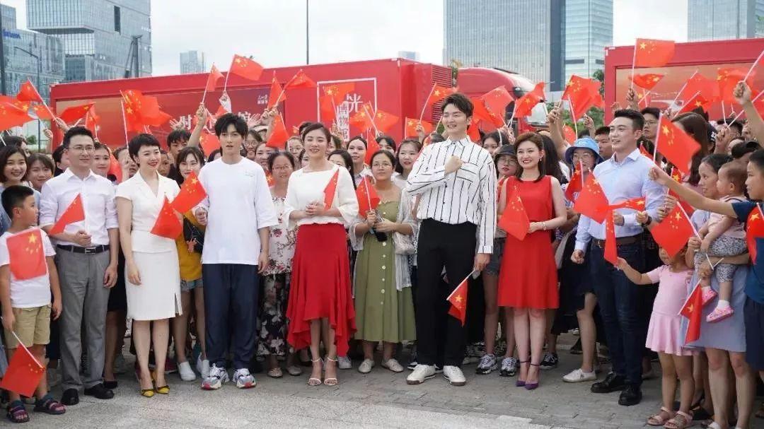 以及深圳广电集团的主持人张天宇,朱文峰,陈淑慧,韩松,童頔,突然出现