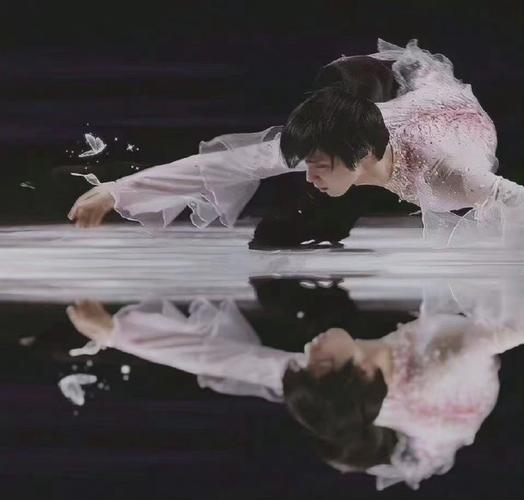 羽生结弦吻冰! 美到窒息  #羽生结弦春来了好美