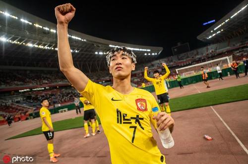 韦世豪遭3万鲁能球迷狂嘘『山东』!这一表情你拿他没治《¨进球》!