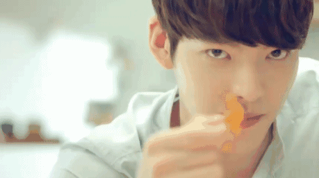 李钟硕   的皮肤是真的好,但颜值的争议也很大.