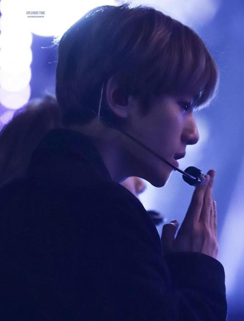 图楼边伯贤侧脸