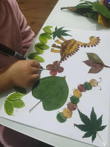 香山花园幼儿园小(2)班—秋天的树叶"树叶粘贴画"主题