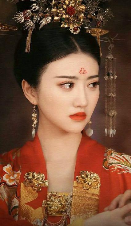 回顾当年的大唐荣耀景甜头顶大红牡丹绝美不愧人间富贵花