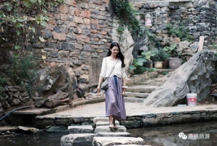 美女漫游黄姚古镇太唯美了