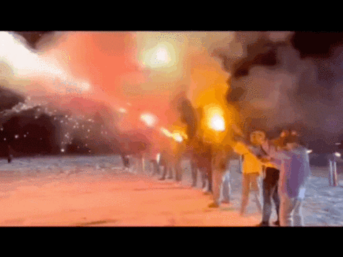 今年网红烟花"加特林""冷烟花"刷了一波网络眼球,震撼的烟花效果让