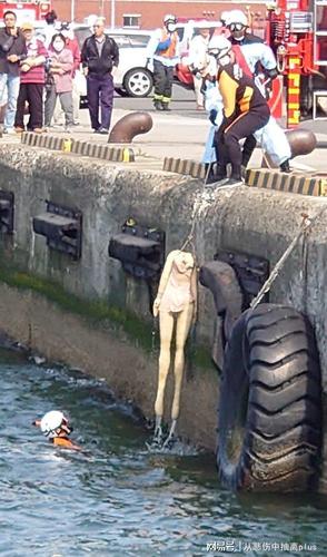 日女港口钓鱼发现女浮尸吓坏警方打捞后一看脸绿了