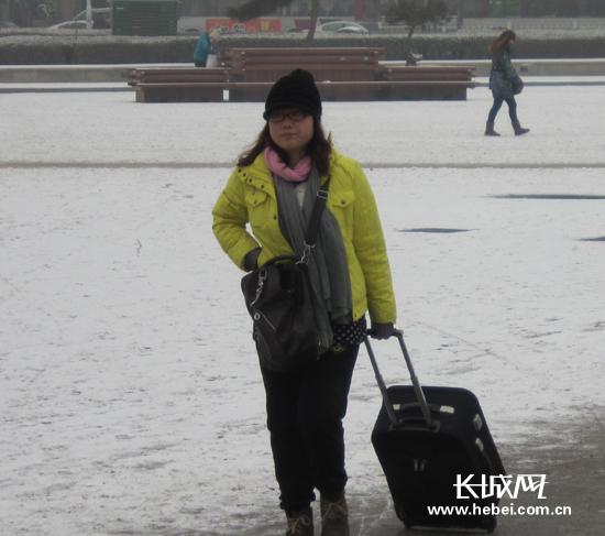 [新春走基层]瑞雪纷飞拜早年 难阻游子回乡路
