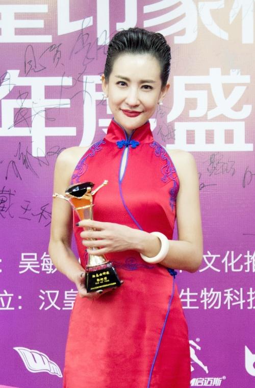 郭柯彤身着旗袍受领"励志女神奖"