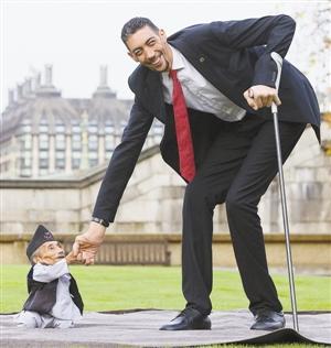 世界最高的人vs世界最矮的人 他们相聚握手