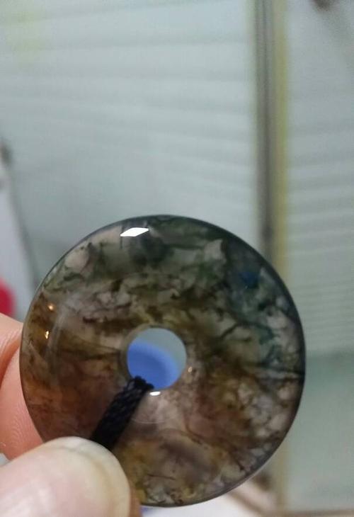前几天在兵马俑的玉石店买的挂件,鉴定书上说是玉髓,导游说属于蓝田玉