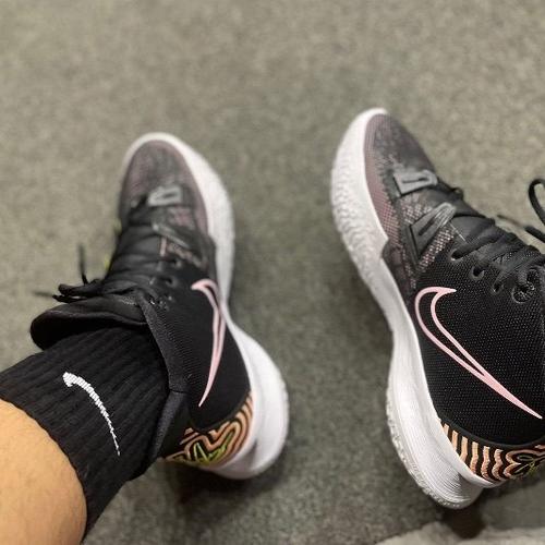 kyrie男子黑白实战首发球鞋耐克欧文