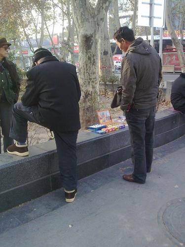 老头小便_65岁老人祼睡图片_老人解手时正面图片_背影