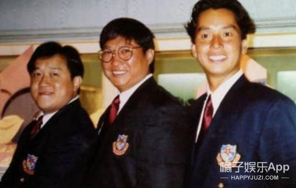 稍微搜搜谭咏麟曾经的新闻,不仅和张国荣是平辈的传奇人物,"四大天王"