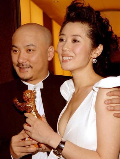 2004年,执导电影《惊蛰》时,王全安还追上了戏中的女主佘男,和她谈了