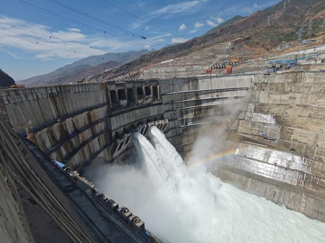 白鹤滩大坝首个表孔支撑大梁封顶