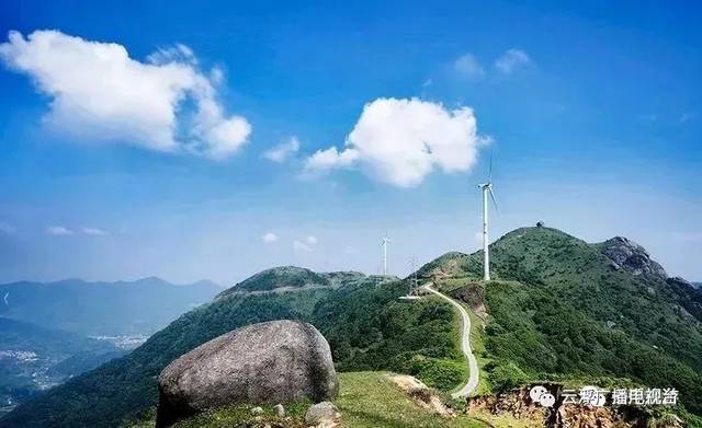 老罗顶 (海拨1160米) 40～46号风车 站在3号风车处回头看双石山,双石