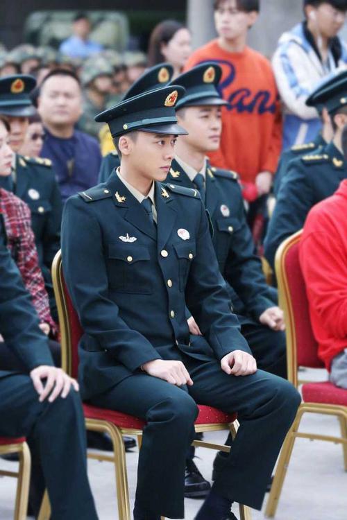 站姿坐姿都端正的军哥哥