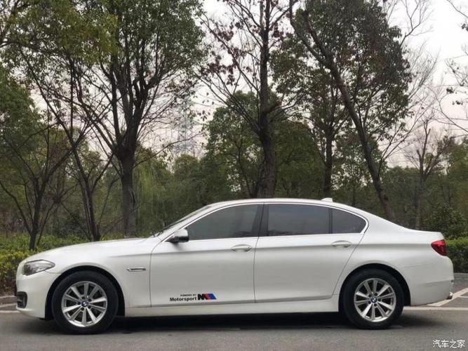 白色的宝马5系显得非常大气