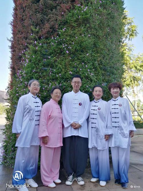 海南东方〕扎西六位弟子火车站广场传太极