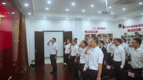 县委书记邬剑波带领全体党员领导干部重温入党誓词.jpg