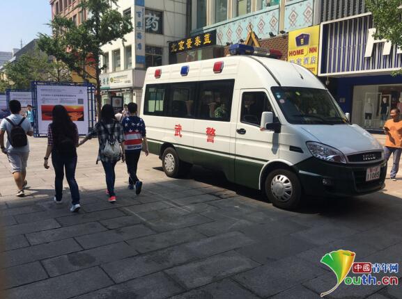 驻守在王府井的武警巡逻车组.武警北京总队某部供图