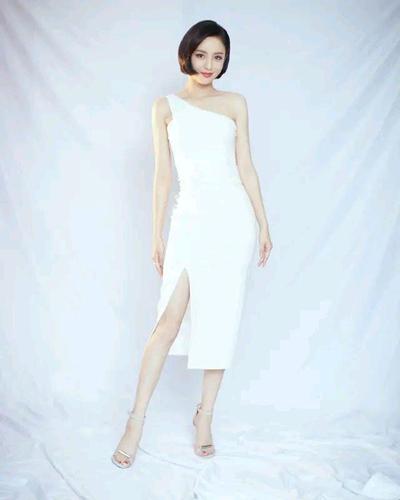 佟丽娅精美壁纸:容貌精致绝美,身材性感火辣,非常让人