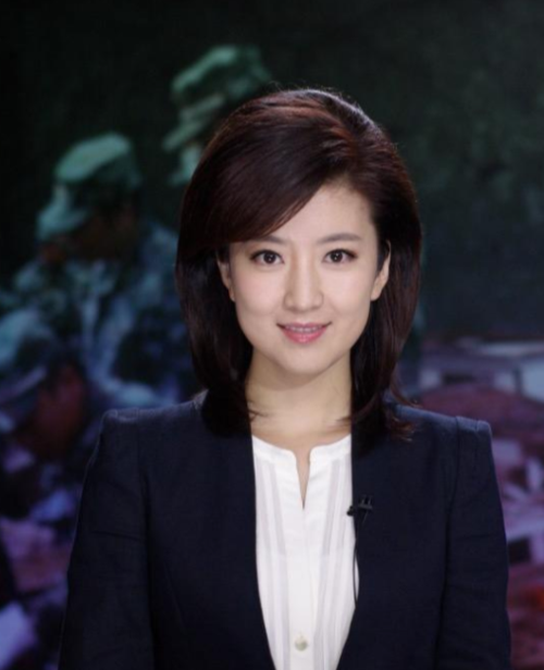 在主持人大赛中,尽管崔爽表现不错,综合素质已经是一位成熟干练,台风