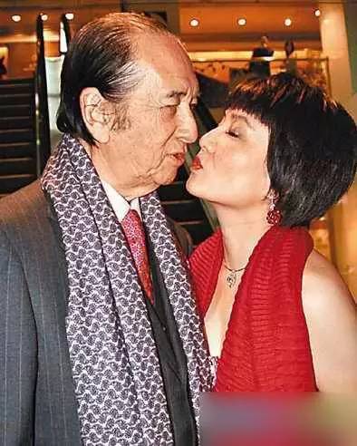 虽然曾有一段时间网上传闻谢霆锋是狄波拉和何鸿燊之私生子,但是经过