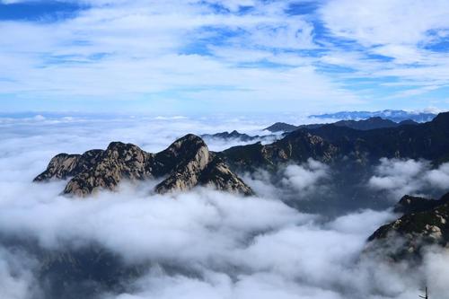 雨过天晴的西岳华山美丽云海奇观