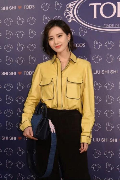 刘诗诗真是知性"代言人",黄色衬衫配高腰阔腿裤,美出