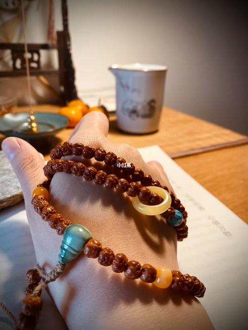 小雪7615,盘盘我的五爪金龙小佛手,渐渐变红.