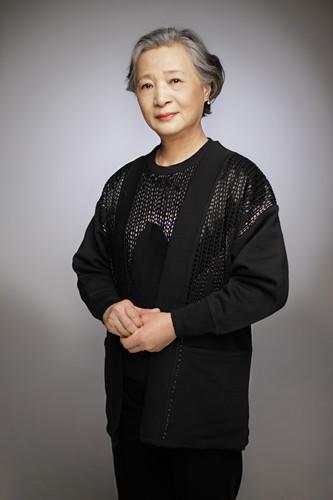 严敏求夏日写真曝光 典雅气质"时尚老太"(图)