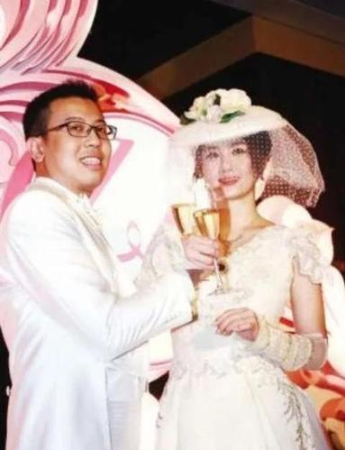 曾上演"假唱"最高境界的萨顶顶, 闪婚嫁入豪门, 如今