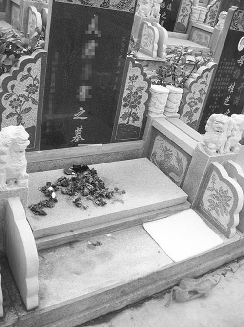 图文恩爱丈夫病逝妻子墓前殉情