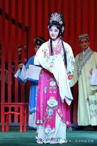 《天女散花》·饰天女 虽然在很多人心目中,她已经是"最好的李胜素"了