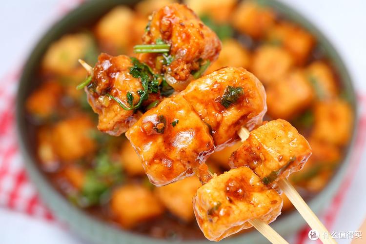 这个炸豆腐和臭豆腐还不一样,它就是原味的豆腐经过油炸,再浇上熬制的