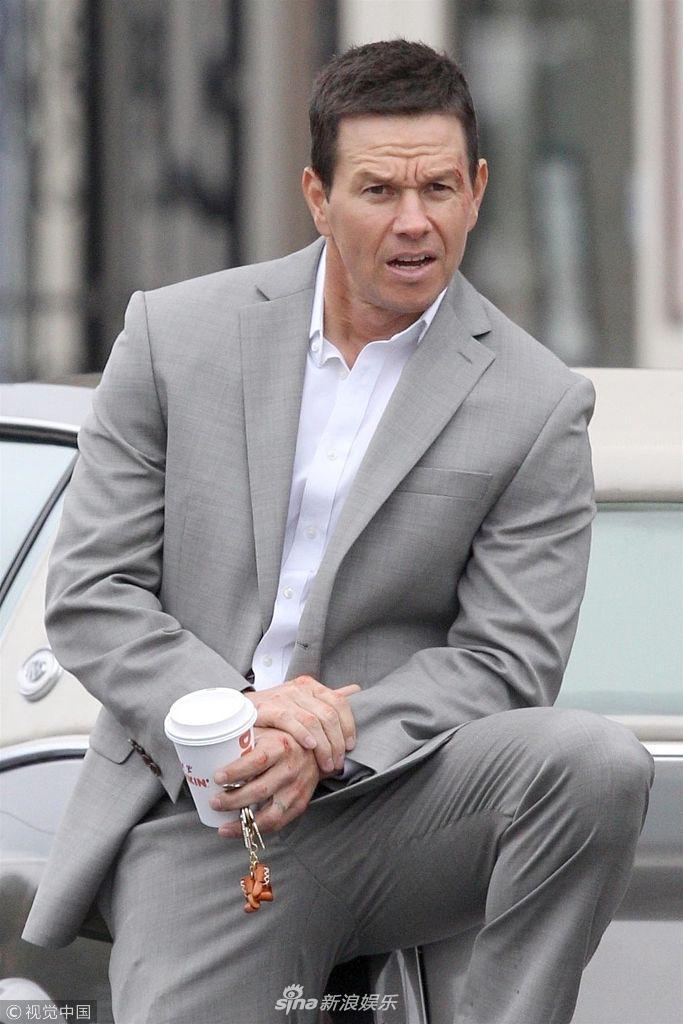 组图:马克·沃尔伯格变"罪犯"身负重伤 脚踩车尾等人不耐烦_高清图集