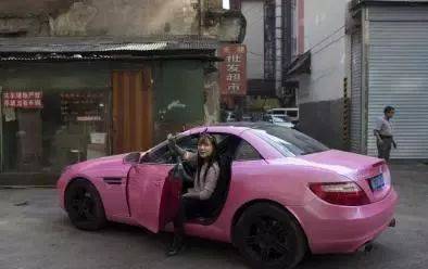 为什么开豪车的女司机大多都年轻漂亮,她们是干什么职业的?