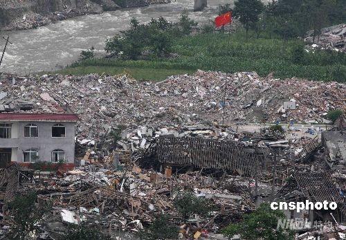 四川汶川大地震严重毁坏映秀镇,将映秀镇小学几乎全部摧毁为废墟.
