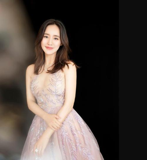 王智气质真好,穿亮片连衣裙美得像"人鱼",曲线明显让人羡慕