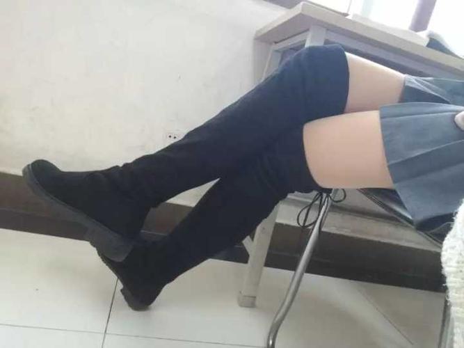 我穿的学生校服短裙,炒鸡少女有木有 当然除了过膝靴我还有别的靴子