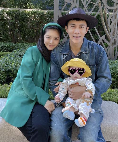 10月8日,杜淳的妻子王灿分享夫妻俩前一天晚上参加时尚之夜的照片