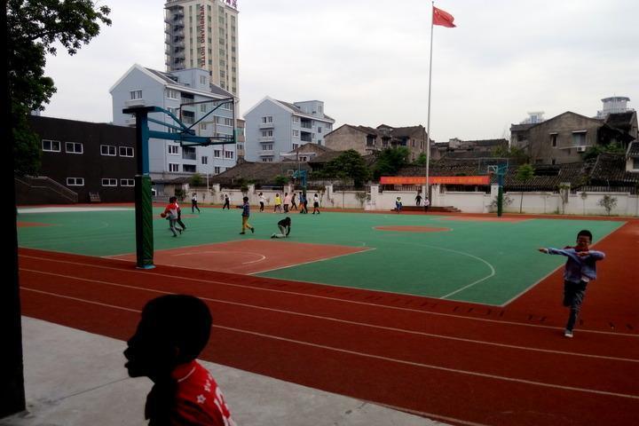 瑞安市玉海中心小学塑胶操场气味引发家长担忧