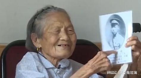 一个台湾的老兵有杨平的照片,因为他们都是黄埔军校一期毕业的学生,还