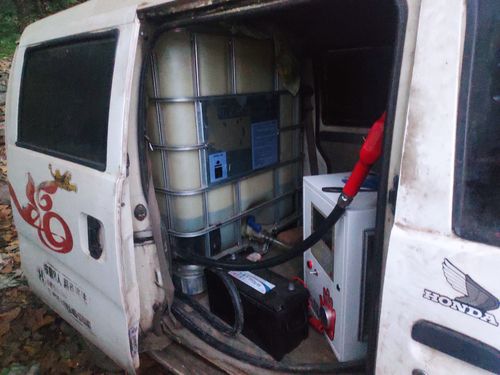 沙坪坝警方当场查获数辆非法改装的流动加油车